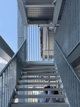 Treppenhäuser, Handläufe aus Metall · Querbau im Zwhatt — Studio Märkli