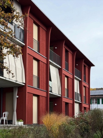 Fassaden, Balkone aus Holz, Metall · Wohnensemble — Studio Gugger