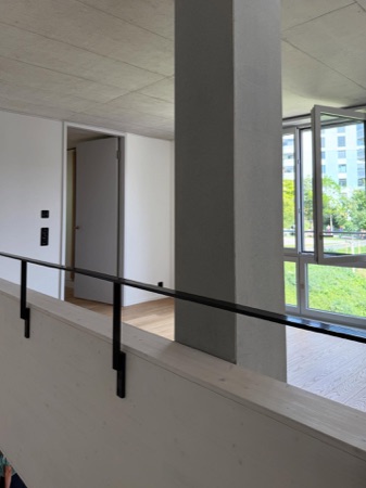 Fenster, Handläufe aus Beton, Holz · Breitensteinstrasse — EMI Architekten