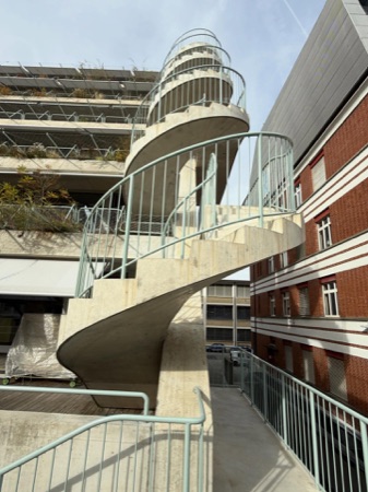 Treppenhäuser, Handläufe aus Beton, Metall · Office and Commercial Building Binzstrasse — EM2N