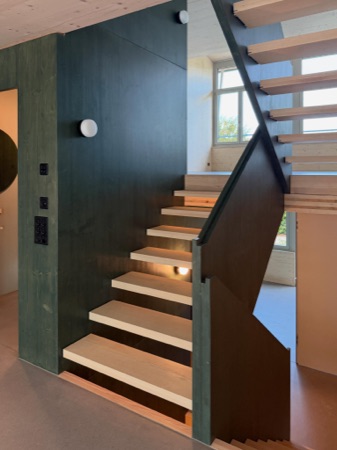 Treppenhäuser, Handläufe aus Holz · Atelierhäuser Horgen Ebnet — Neff Neumann Architekten
