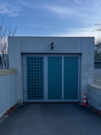 Türen aus Beton, Metall · Anders Wohnen im Alter Winkelhalden — op-arch