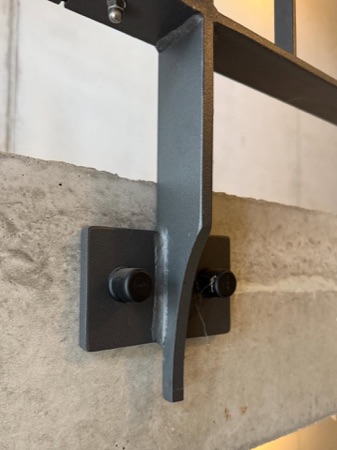 Handläufe aus Beton, Metall · Wohnensemble — Studio Gugger