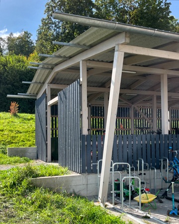 Stützen, Vordächer aus Beton, Holz · Wohnsiedlung Kuppe, Quartier Trift — Esch Sintzel Architekten