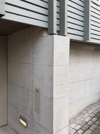 Fassaden, Stützen aus Beton, Holz · Wohnüberbauung Maiengasse — Esch Sintzel Architekten