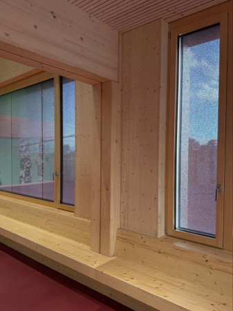Fenster aus Holz, Glas · Schulhaus Nägelimoos — Galli Rudolf Architekten