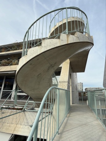 Treppenhäuser, Handläufe aus Beton, Metall · Office and Commercial Building Binzstrasse — EM2N