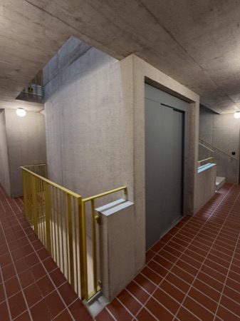 Treppenhäuser, Türen aus Beton, Metall · Wohnhaus Auwiesenstrasse — Adrian Streich Architekten