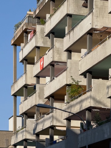 Fassaden, Balkone aus Beton · Überbauung James — SGGK Architekt*innen Studio Gmür