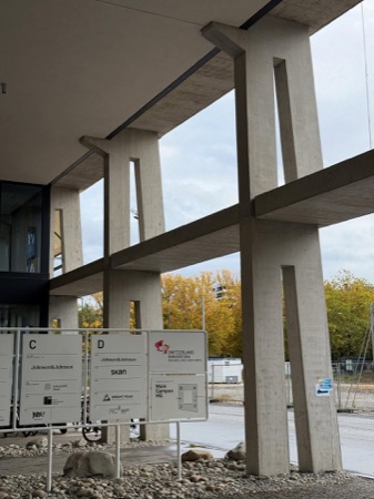 Eingänge, Stützen aus Beton, Glas · SIP Main Campus — Herzog & de Meuron