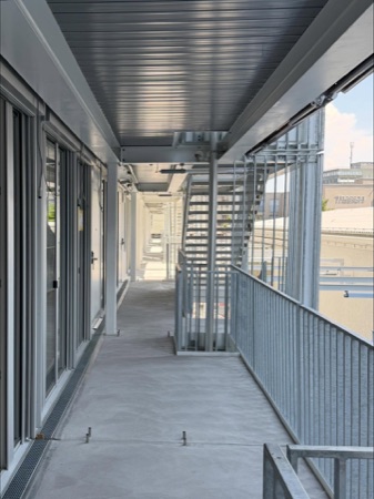 Handläufe, Balkone aus Beton, Metall · Querbau im Zwhatt — Studio Märkli