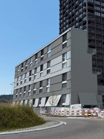 Fassaden, Fenster aus Metall, Glas · Zwhatt, Längsbau (Suffizienzprojekt) — Lütjens Padmanabhan Architekt*innen