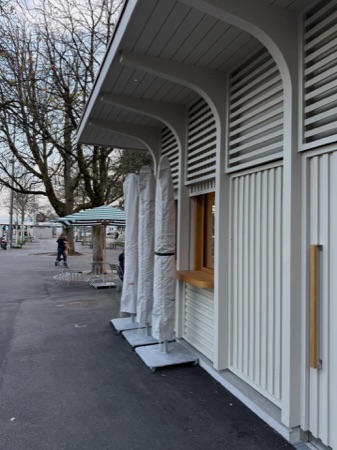 Fassaden, Fenster aus Holz · Ersatzneubau Kiosk Stadthausanlage — Schmid Ziörjen Architektenkollektiv