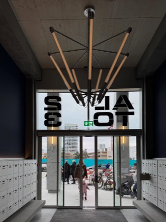 Türen, Eingänge aus Beton, Metall · Alto Tower — pool Architekten