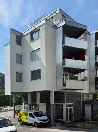 Fassaden, Balkone aus Metall, Keramik · Wohnsiedlung Im Sihltal — Roider Giovanoli Architekten