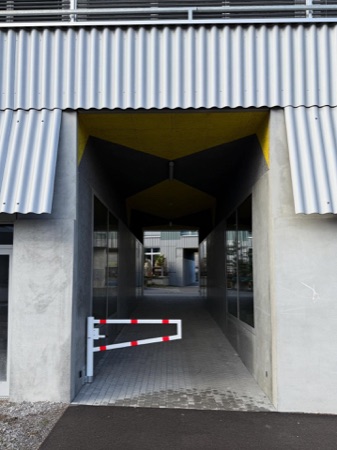 Eingänge, Decken aus Beton, Metall · Westhof Dübendorf — Conen Sigl Architekten