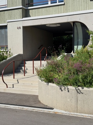 Treppenhäuser, Handläufe aus Beton, Metall · Wohnsiedlung Frohalp Zürich — Zimmermann Sutter Architekten