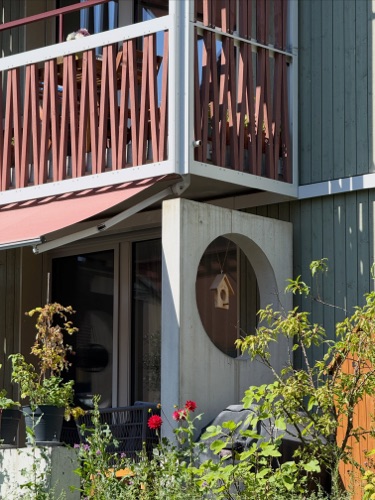 Balkone aus Beton, Holz · Wohnsiedlung Frohalp Zürich — Zimmermann Sutter Architekten