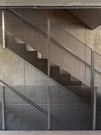 Treppenhäuser, Handläufe aus Beton, Metall · Zwhatt, Längsbau (Suffizienzprojekt) — Lütjens Padmanabhan Architekt*innen