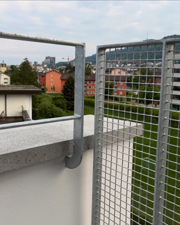 Handläufe, Balkone aus Beton, Metall · Wohnhaus Flurstrasse 115 — Esch Sintzel Architekten