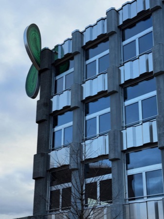 Fassaden, Fenster aus Beton, Metall · Kantonsschule Limmattal, Erweiterungsneubauten — penzisbettini Architekten