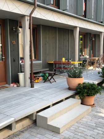 Türen, Eingänge aus Beton, Holz · Wohnüberbauung Maiengasse — Esch Sintzel Architekten