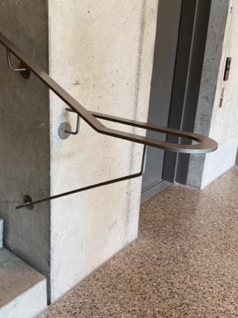 Handläufe aus Beton, Metall · Zellweger-Park | Weiherweg — EM2N
