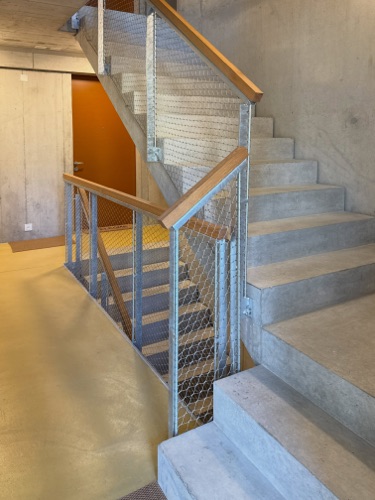 Treppenhäuser, Handläufe aus Beton, Holz · Wohnüberbauung Hofwisen — Baumberger Stegmeier Architektur