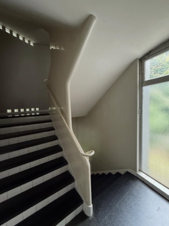 Treppenhäuser, Handläufe aus Glas, Keramik · Atelier Doldertal — Alfred & Emil Roth / Marcel Breuer