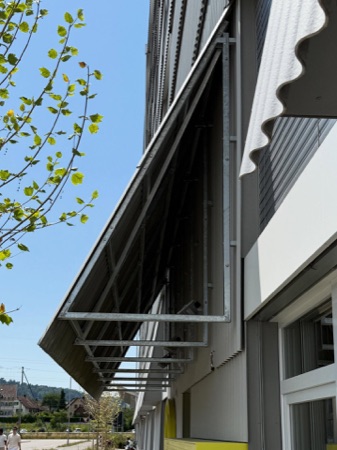 Fassaden, Vordächer aus Metall · Zwhatt, Längsbau (Suffizienzprojekt) — Lütjens Padmanabhan Architekt*innen
