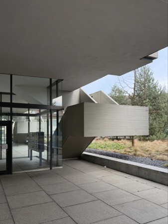 Eingänge aus Beton, Glas · Oerlikon