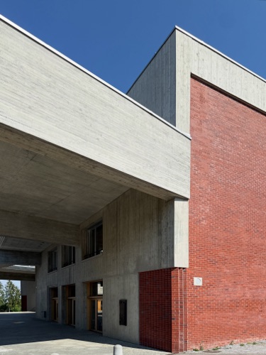 Fassaden, Decken aus Beton, Backstein · Schulanlage Schauenberg — Adrian Streich Architekten