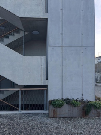 Treppenhäuser, Handläufe aus Beton, Holz · Anders Wohnen im Alter Winkelhalden — op-arch