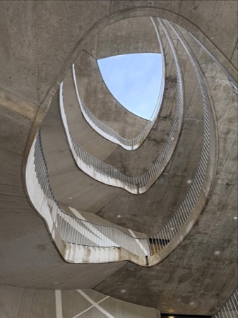 Treppenhäuser, Handläufe aus Beton, Metall · SIP Main Campus — Herzog & de Meuron