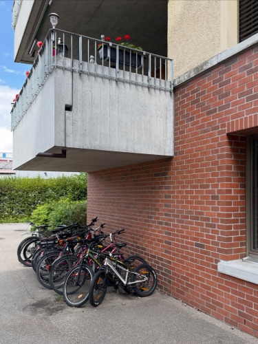 Balkone aus Beton, Backstein · Wohnsiedlung Im Stückler — Adrian Streich Architekten