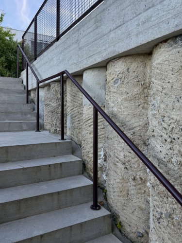 Treppenhäuser, Handläufe aus Beton, Metall · Schulanlage Wilacker — bernath+widmer Architekten