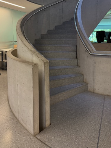 Treppenhäuser, Handläufe aus Beton, Metall · Campus Moos — E2A