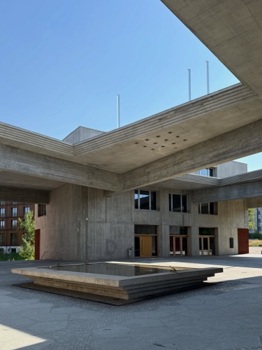 Decken, Brunnen aus Beton · Schulanlage Schauenberg — Adrian Streich Architekten
