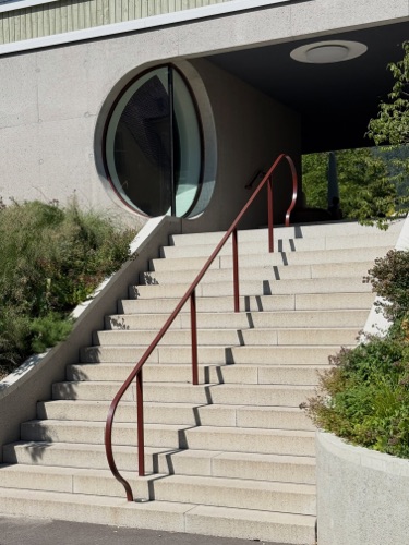 Treppenhäuser, Handläufe aus Beton, Metall · Wohnsiedlung Frohalp Zürich — Zimmermann Sutter Architekten
