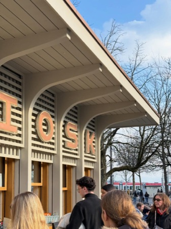 Fassaden, Vordächer aus Holz · Ersatzneubau Kiosk Stadthausanlage — Schmid Ziörjen Architektenkollektiv
