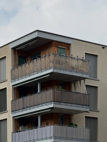 Balkone aus Beton, Metall · Wohnsiedlung Im Stückler — Adrian Streich Architekten