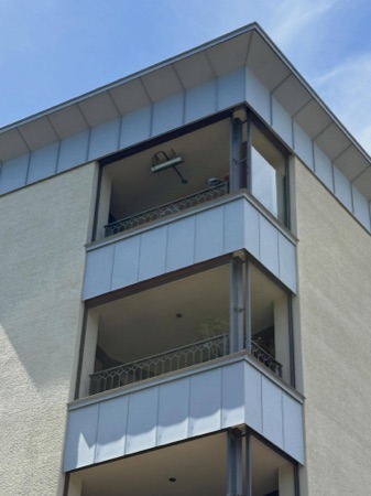 Fassaden, Handläufe aus Metall, Verputz · Alterszentrum Hochweid — Wolfgang Rossbauer