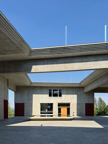 Decken, Höfe aus Beton · Schulanlage Schauenberg — Adrian Streich Architekten