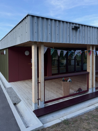Handläufe, Stützen aus Holz, Metall · Schulanlage Wilacker — bernath+widmer Architekten