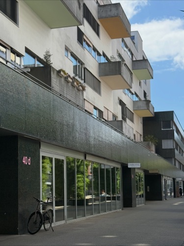 Fassaden, Balkone aus Beton, Glas · Überbauung James — SGGK Architekt*innen Studio Gmür