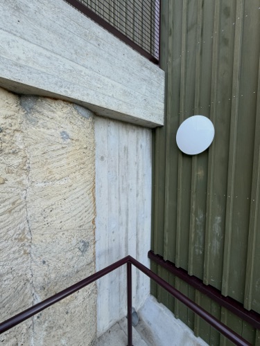 Handläufe aus Beton, Holz · Schulanlage Wilacker — bernath+widmer Architekten