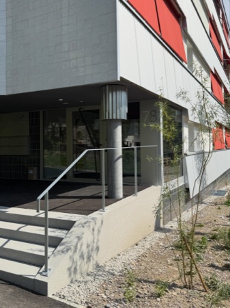 Treppenhäuser, Handläufe aus Beton, Metall · Wohnsiedlung Im Sihltal — Roider Giovanoli Architekten