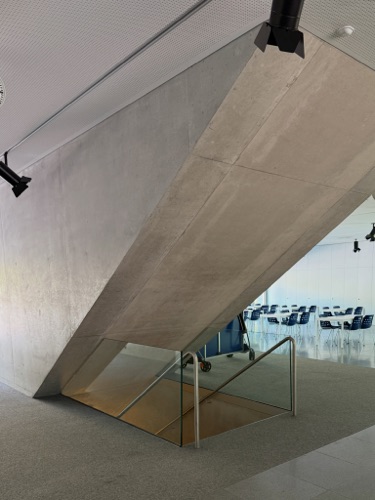 Treppenhäuser, Handläufe aus Beton, Metall · Campus Moos — E2A