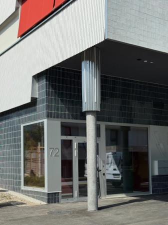 Türen, Eingänge aus Beton, Metall · Wohnsiedlung Im Sihltal — Roider Giovanoli Architekten