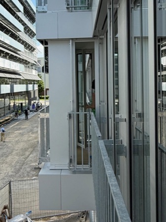 Fassaden, Handläufe aus Metall, Glas · Querbau im Zwhatt — Studio Märkli